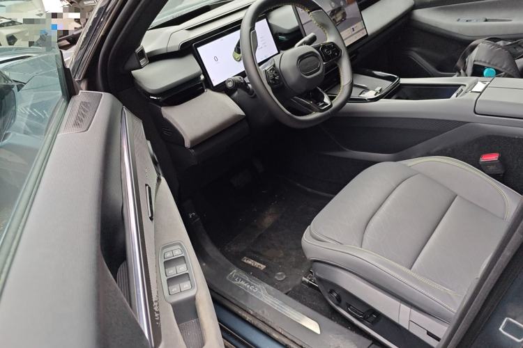Used Lynk & Co 08 EM-P 2025 220 km All-Wheel-Drive Performance Halo Driver Seat