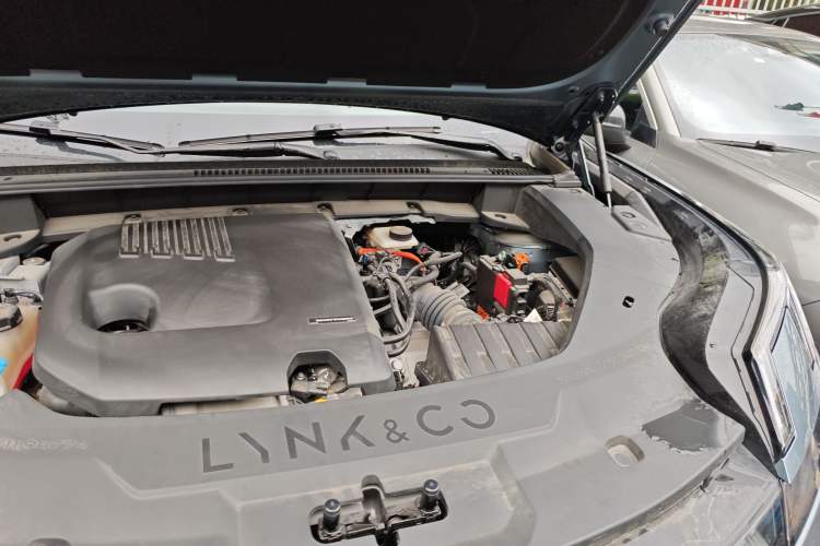 Used Lynk & Co 08 EM-P 2025 220 km All-Wheel-Drive Performance Halo Engine Bay Left