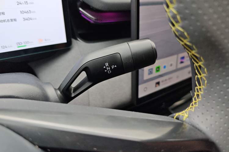 Used Lynk & Co 08 EM-P 2025 220 km All-Wheel-Drive Performance Halo Gear Lever