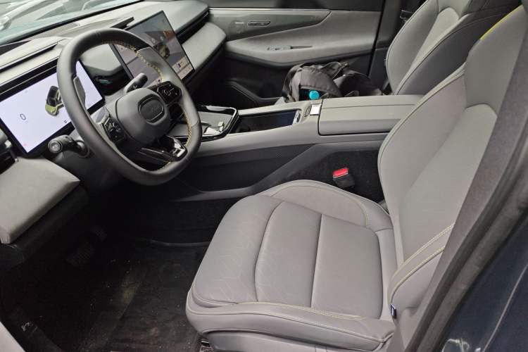 Used Lynk & Co 08 EM-P 2025 220 km All-Wheel-Drive Performance Halo Left Front Seat