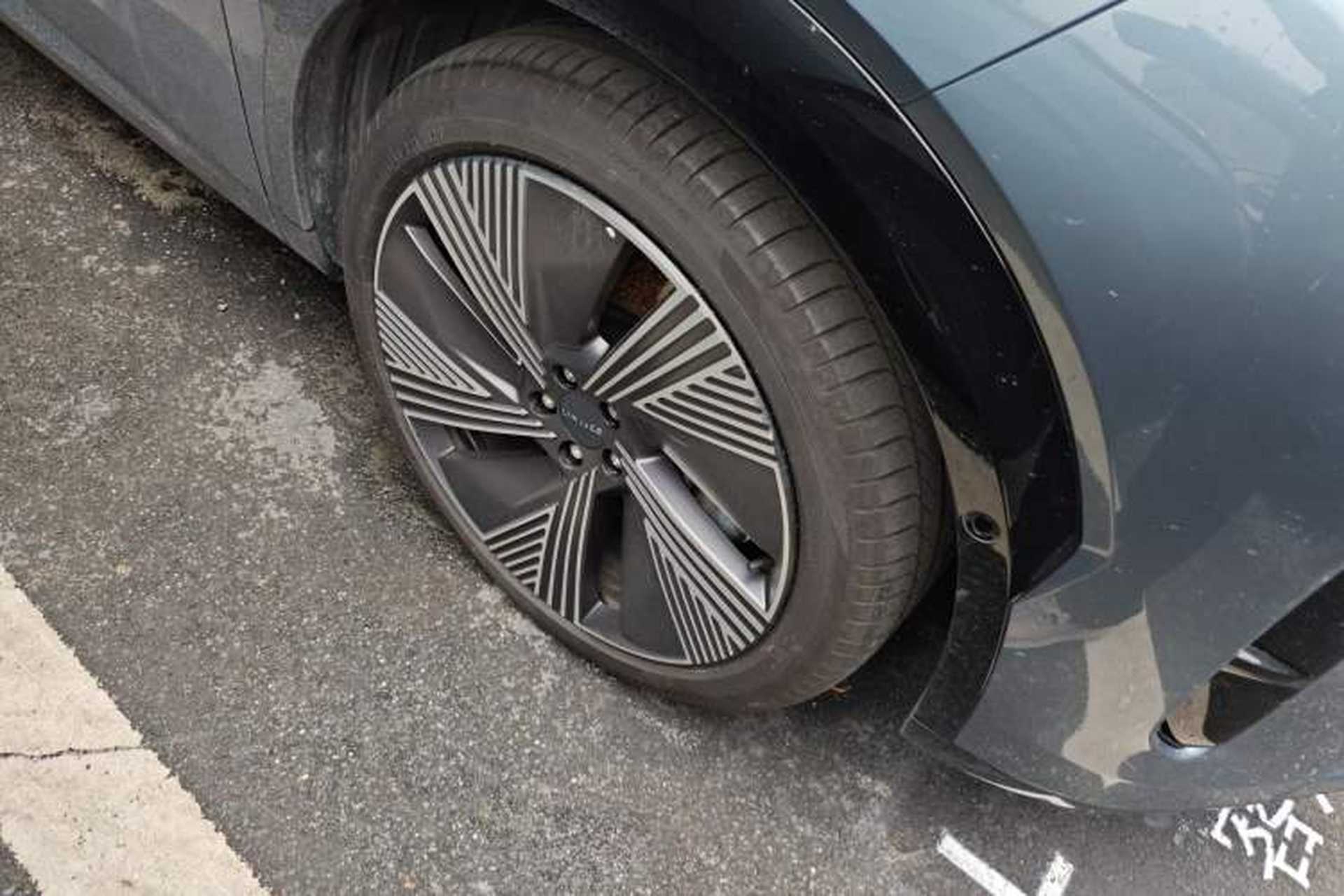 Used Lynk & Co 08 EM-P 2025 220 km All-Wheel-Drive Performance Halo Right Front Wheel Hub