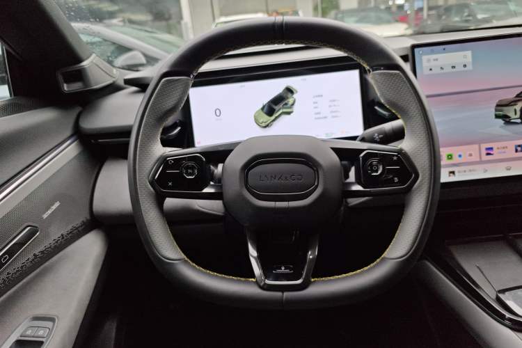 Used Lynk & Co 08 EM-P 2025 220 km All-Wheel-Drive Performance Halo Steering Wheel