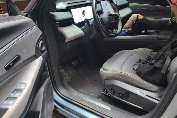 Used Lynk & Co 08 EM-P 2025 220 km All-Wheel-Drive Performance Halo Driver Seat