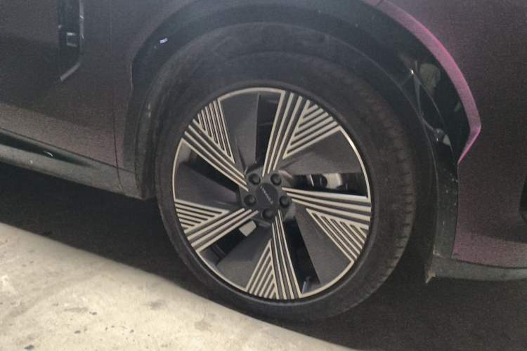 Used Lynk & Co 08 EM-P 2025 220 km All-Wheel-Drive Performance Halo Right Front Wheel Hub
