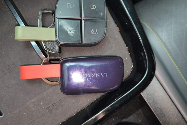 Used Lynk & Co 08 EM-P 2025 220 km All-Wheel-Drive Performance Halo Vehicle Key
