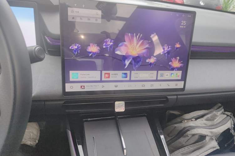 Used Lynk & Co 08 EM-P 2025 120km Long-Range Pro Audio And AC Panel