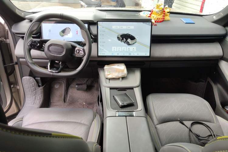 Used Lynk & Co 08 EM-P 2025 120km Long-Range Pro Center Console
