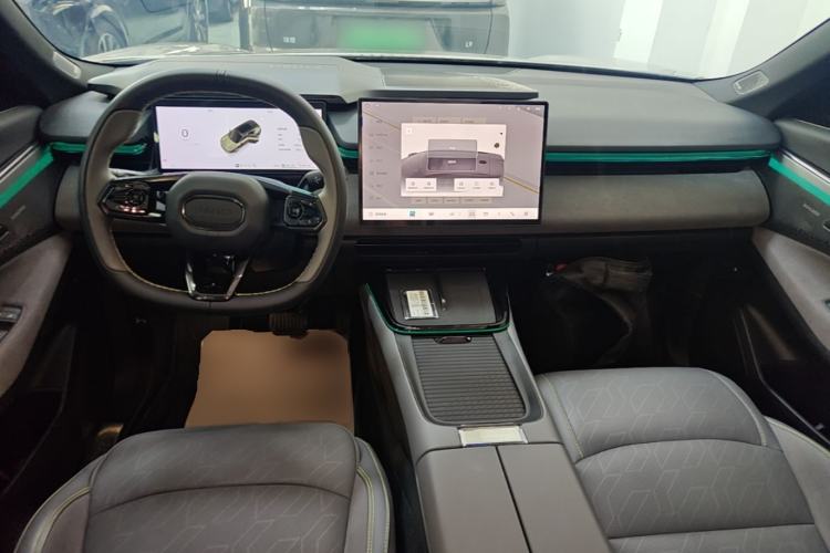 Used Lynk & Co 08 EM-P 2025 120km Long-Range Pro Center Console