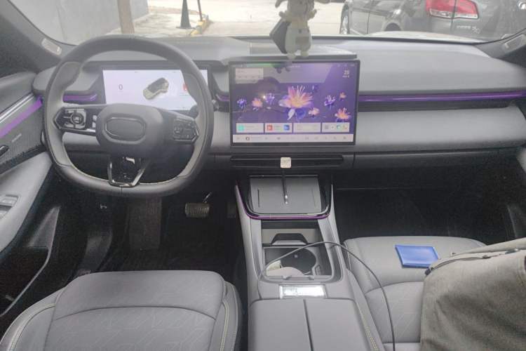 Used Lynk & Co 08 EM-P 2025 120km Long-Range Pro Center Console