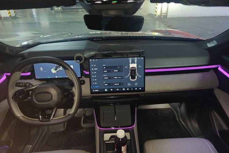 Used Lynk & Co 08 EM-P 2025 120km Long-Range Pro Center Console