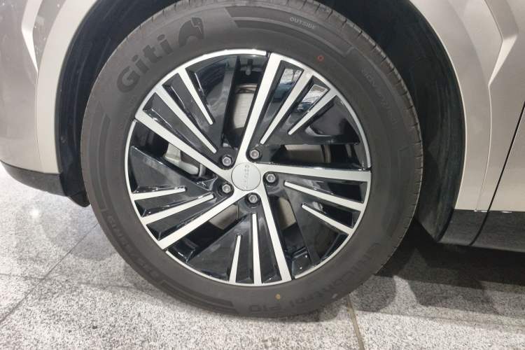 Used Lynk & Co 08 EM-P 2025 120km Long-Range Pro Exterior 4