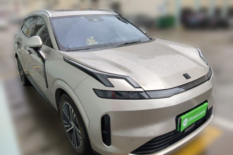 Used Lynk & Co 08 EM-P 2025 120km Long-Range Pro Front Right 45 Deg