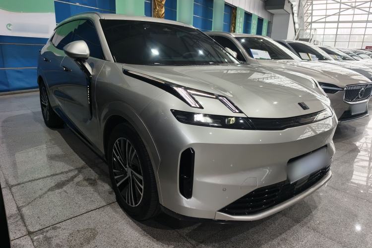 Used Lynk & Co 08 EM-P 2025 120km Long-Range Pro Front Right 45 Deg