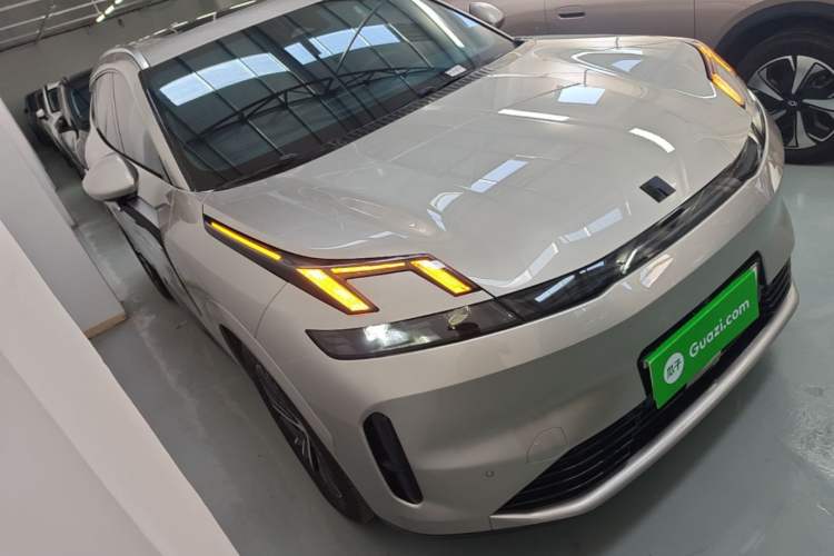 Used Lynk & Co 08 EM-P 2025 120km Long-Range Pro Front Right 45 Deg