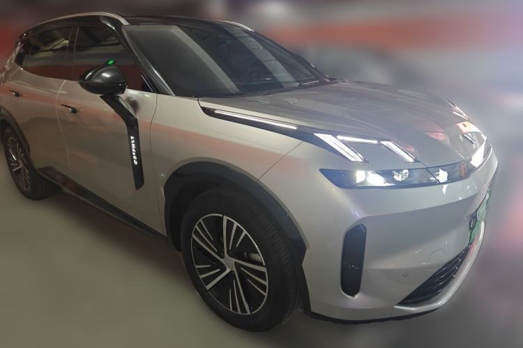 Used Lynk & Co 08 EM-P 2025 120km Long-Range Pro Front Right 45 Deg