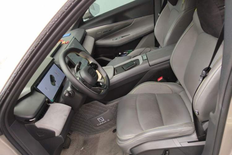 Used Lynk & Co 08 EM-P 2025 120km Long-Range Pro Left Front Seat