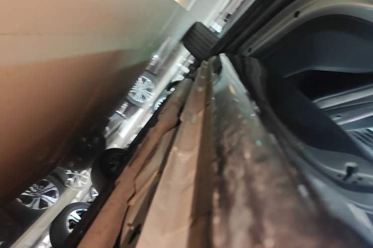 Used Lynk & Co 08 EM-P 2025 120km Long-Range Halo Left Side Sill