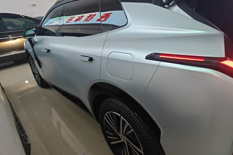 Used Lynk & Co 08 EM-P 2025 120km Long-Range Halo Rear Left 45 Deg