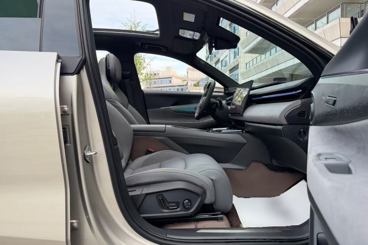 Used Lynk & Co 08 EM-P 2025 120km Long-Range Halo Right Front Seat