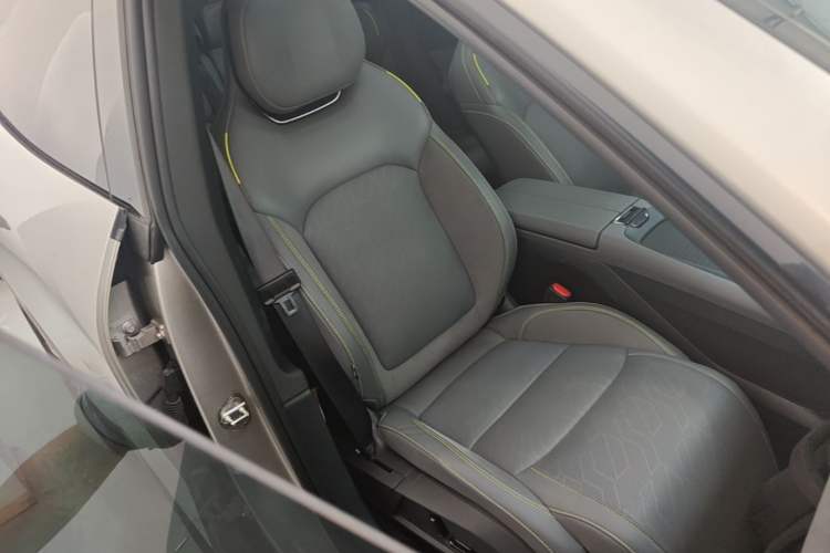 Used Lynk & Co 08 EM-P 2025 120km Long-Range Pro Right Front Seat