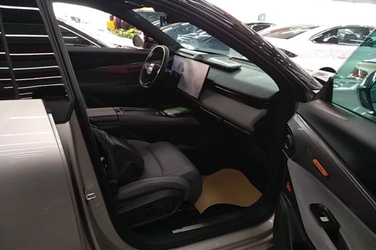 Used Lynk & Co 08 EM-P 2025 120km Long-Range Halo Right Front Seat