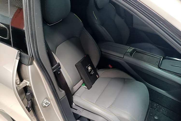Used Lynk & Co 08 EM-P 2025 120km Long-Range Halo Right Front Seat