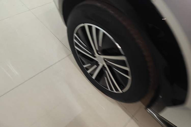 Used Lynk & Co 08 EM-P 2025 120km Long-Range Halo Right Rear Wheel Hub