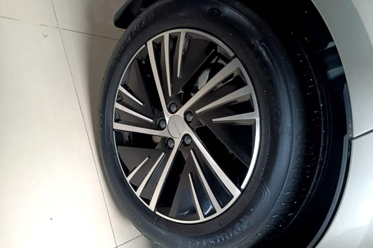 Used Lynk & Co 08 EM-P 2025 120km Long-Range Halo Right Rear Wheel Hub