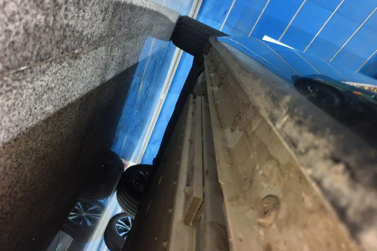 Used Lynk & Co 08 EM-P 2025 120km Long-Range Pro Right Side Sill