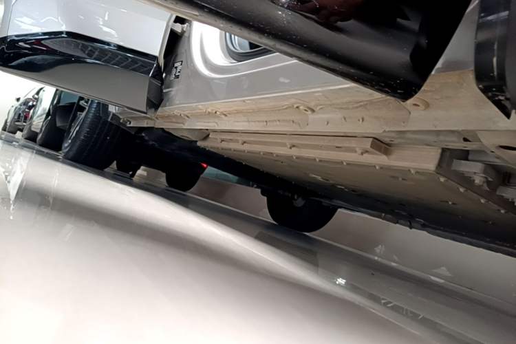 Used Lynk & Co 08 EM-P 2025 120km Long-Range Halo Right Side Sill