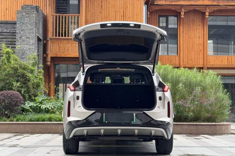 Used Lynk & Co 08 EM-P 2025 120km Long-Range Halo Trunk