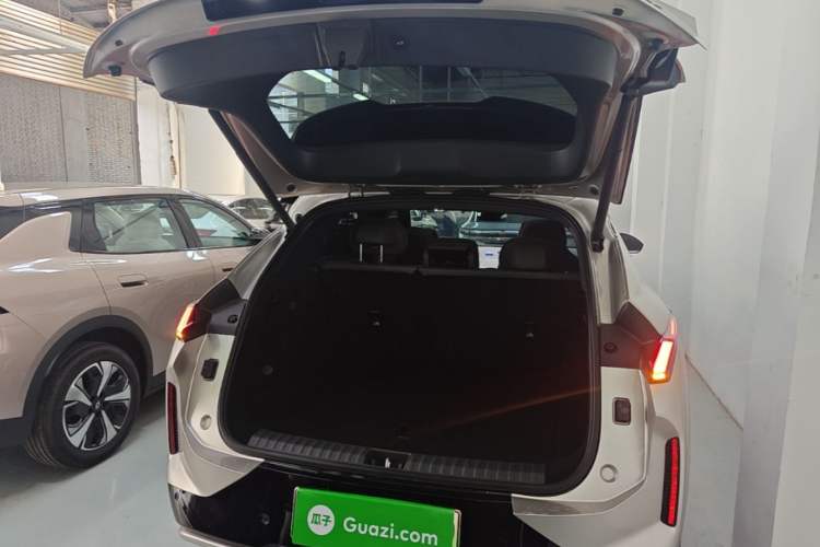 Used Lynk & Co 08 EM-P 2025 120km Long-Range Pro Trunk