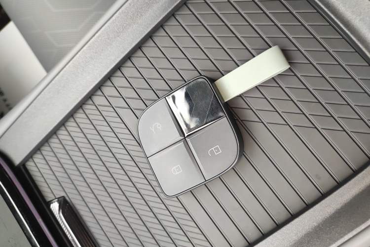 Used Lynk & Co 08 EM-P 2025 120km Long-Range Halo Vehicle Key