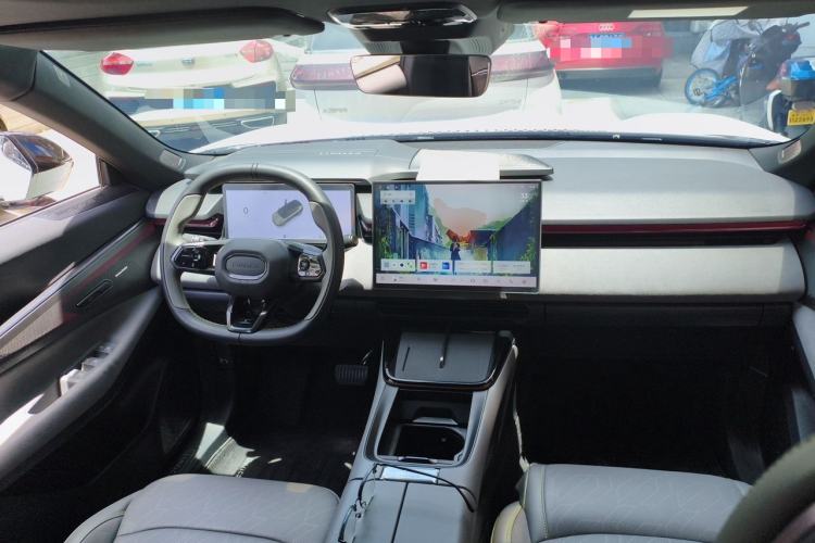 Used Lynk & Co 08 EM-P 2025 120km Long-Range Pro Center Console
