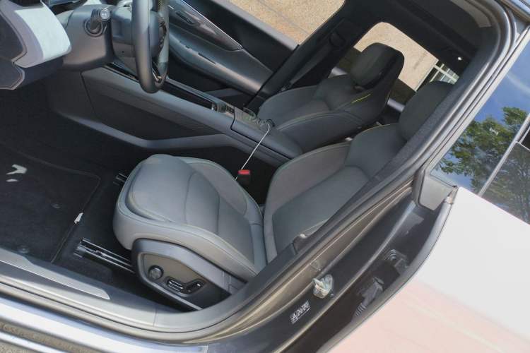 Used Lynk & Co 08 EM-P 2025 120km Long-Range Pro Left Front Seat