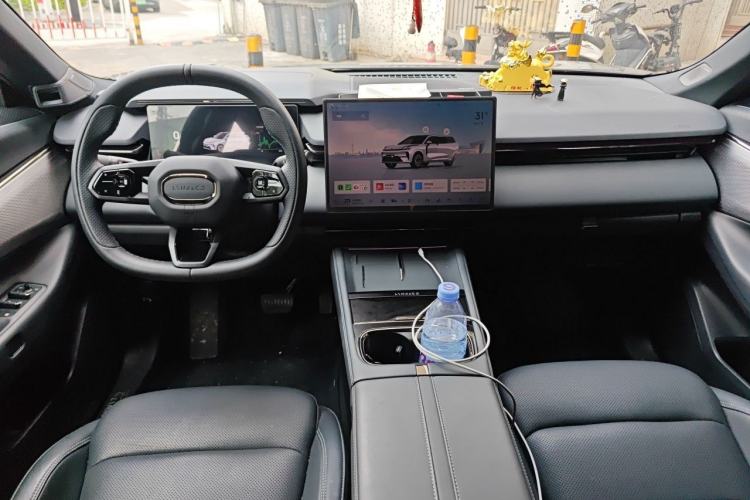 Used Lynk & Co 08 EM-P 2026 Model 160 Long-Range Max Center Console