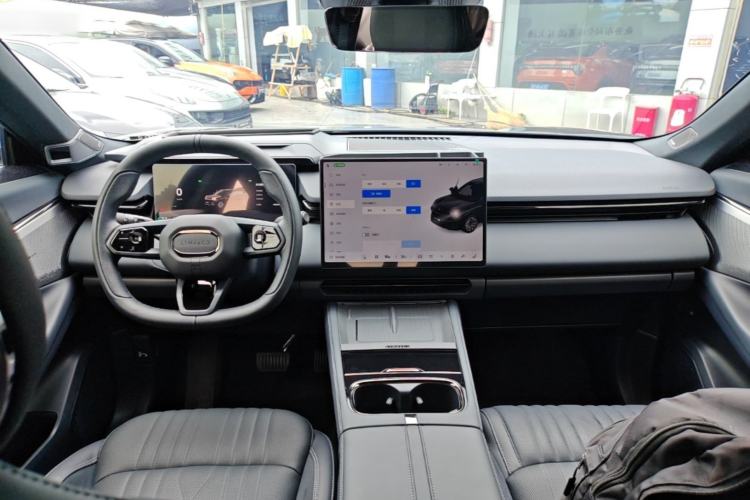 Used Lynk & Co 08 EM-P 2026 Model 160 Long-Range Ultra Center Console