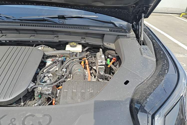 Used Lynk & Co 08 EM-P 2026 Model 160 Long-Range Max Engine Bay Left