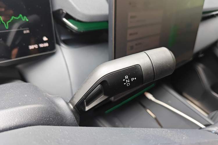 Used Lynk & Co 08 EM-P 2026 Model 160 Long-Range Max Gear Lever