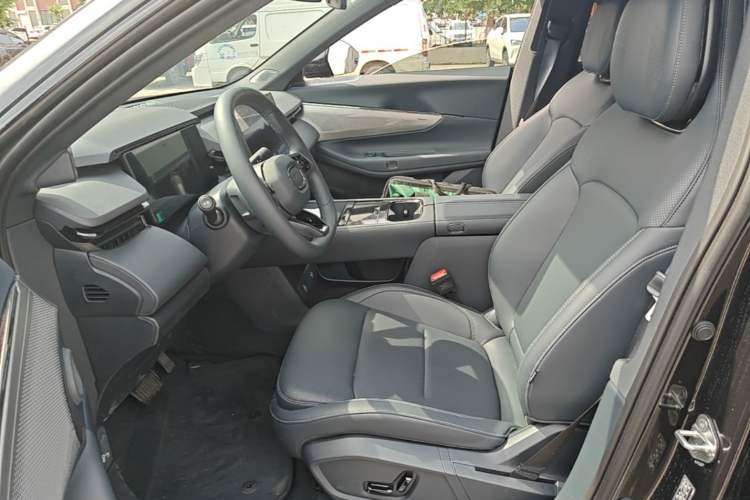 Used Lynk & Co 08 EM-P 2026 Model 160 Long-Range Max Left Front Seat