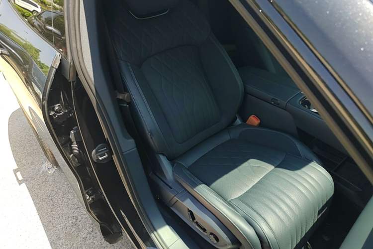 Used Lynk & Co 08 EM-P 2026 Model 160 Long-Range Ultra Right Front Seat