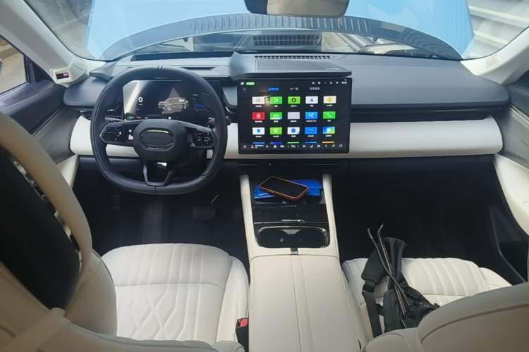Used Lynk & Co 08 EM-P 2026 Model 210 Four-Wheel Drive Performance Ultra H7 Center Console