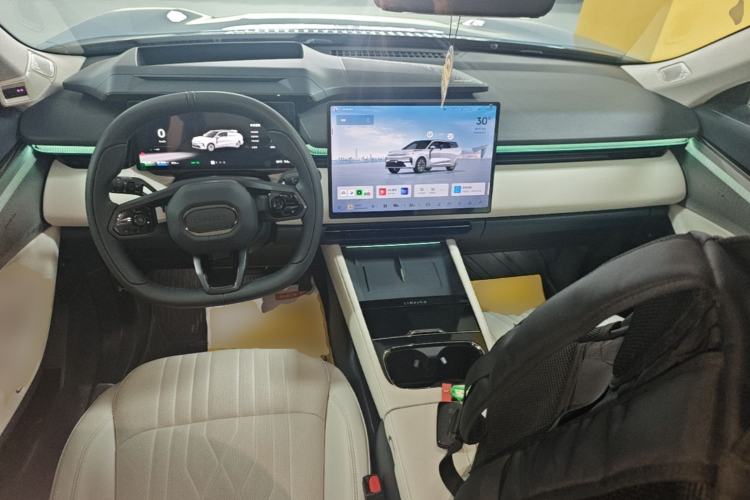 Used Lynk & Co 08 EM-P 2026 Model 210 Four-Wheel Drive Performance Ultra H7 Center Console