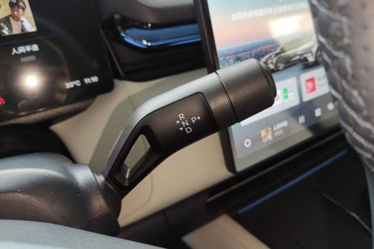 Used Lynk & Co 08 EM-P 2026 Model 210 Four-Wheel Drive Performance Ultra H7 Gear Lever