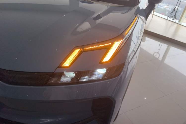 Used Lynk & Co 08 EM-P 2026 Model 210 Four-Wheel Drive Performance Ultra H7 Left Front Headlight