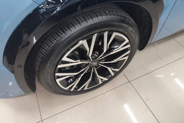 Used Lynk & Co 08 EM-P 2026 Model 210 Four-Wheel Drive Performance Ultra H7 Left Front Wheel Hub