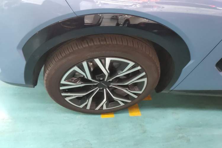 Used Lynk & Co 08 EM-P 2026 Model 210 Four-Wheel Drive Performance Ultra H7 Left Front Wheel Hub