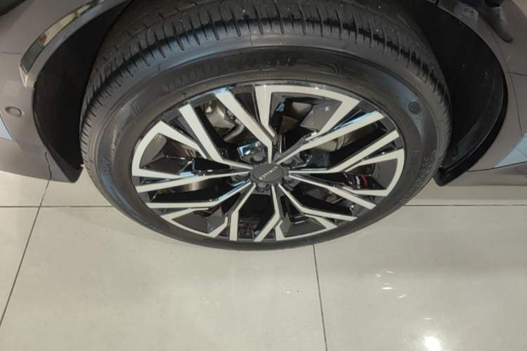 Used Lynk & Co 08 EM-P 2026 Model 210 Four-Wheel Drive Performance Ultra H7 Right Rear Wheel Hub