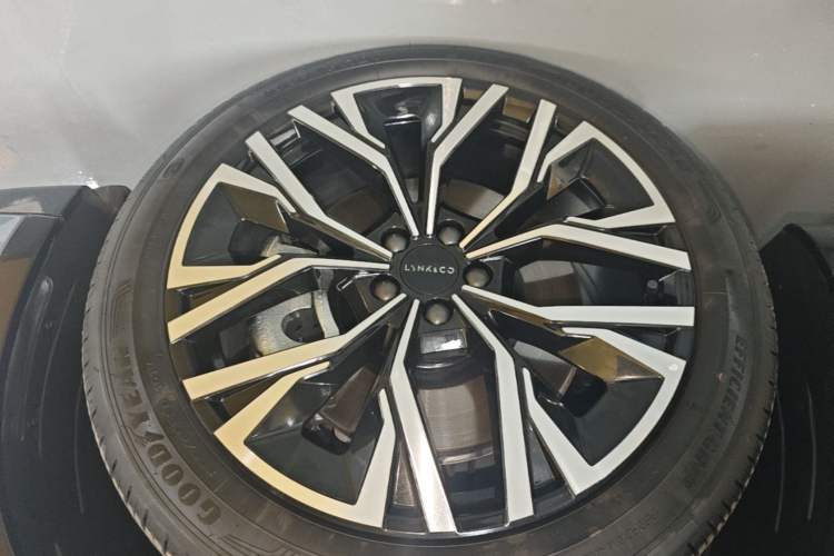 Used Lynk & Co 08 EM-P 2026 Model 210 Four-Wheel Drive Performance Ultra H7 Right Rear Wheel Hub
