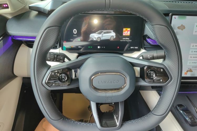 Used Lynk & Co 08 EM-P 2026 Model 210 Four-Wheel Drive Performance Ultra H7 Steering Wheel